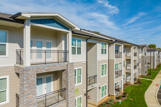 Lone Oak Meadows in Louisville, KY - Foto de edificio - Building Photo