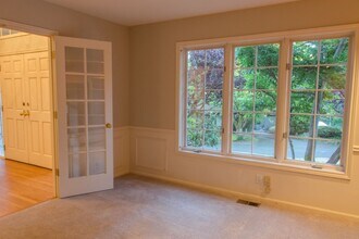 8816 SE 77th Pl in Mercer Island, WA - Building Photo - Building Photo