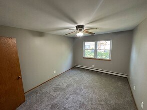 5700 W Wahner Ave in Brown Deer, WI - Foto de edificio - Building Photo