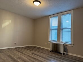 66 Hamlet Ave, Unit 1R in Woonsocket, RI - Foto de edificio - Building Photo