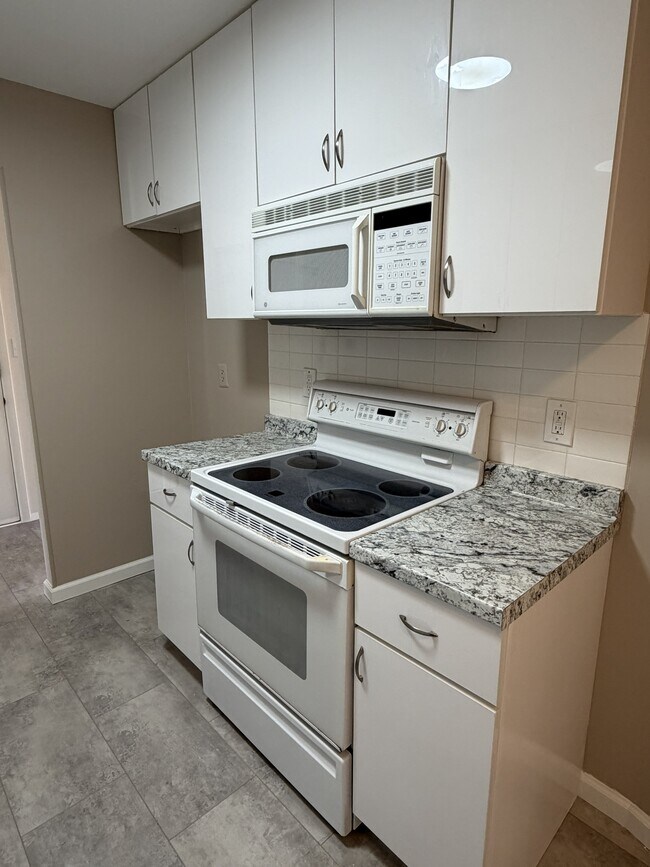 84 Amberly Dr in Englishtown, NJ - Building Photo - Building Photo