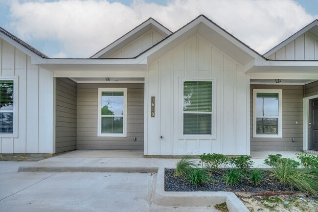 property at 1608 W 5th St