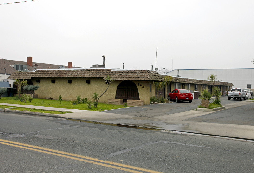 860-870 E Merritt Ave in Tulare, CA - Building Photo