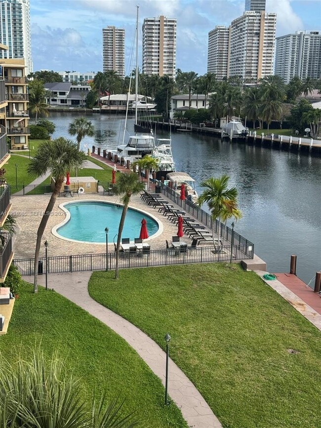 301 Golden Isles Dr in Hallandale Beach, FL - Building Photo - Building Photo