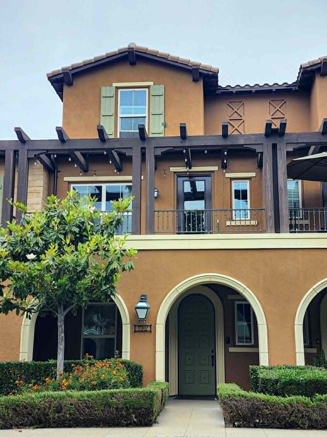 property at 732 E Valencia St