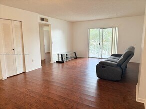 8260 SW 210th St in Cutler Bay, FL - Building Photo - Building Photo