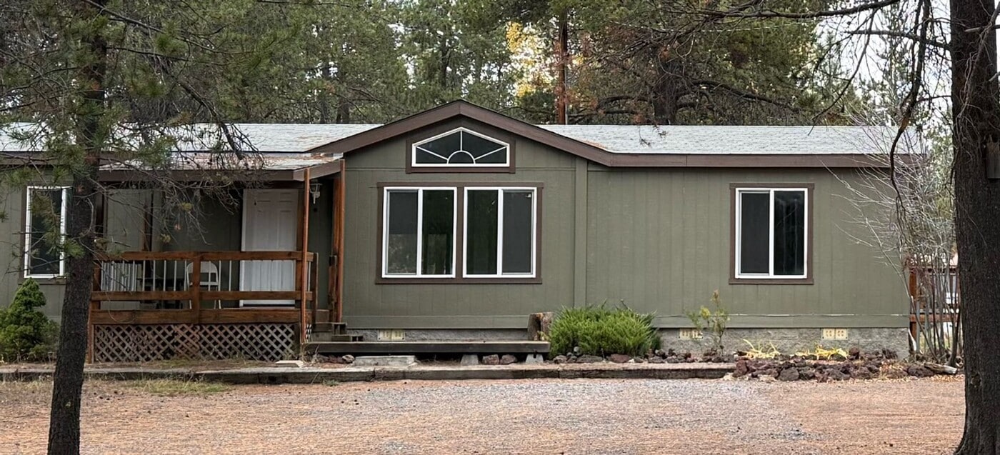 16140 Hawks Lair Rd in La Pine, OR - Building Photo