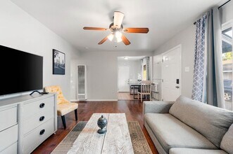 5904 40th St in Sacramento, CA - Foto de edificio - Building Photo