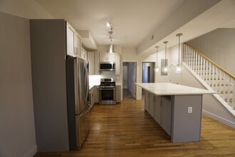 2515 University Pl NW, Unit A in Washington, DC - Foto de edificio - Building Photo