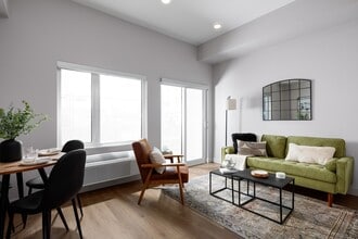 THE AMBROSI in Kelowna, BC - Foto de edificio - Building Photo