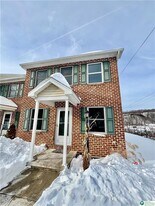 10 Railroad Ave in East Bangor, PA - Building Photo