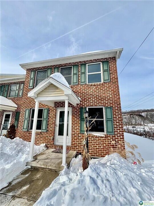 10 Railroad Ave in East Bangor, PA - Building Photo