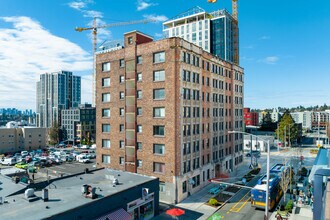 University Manor in Seattle, WA - Building Photo - Building Photo