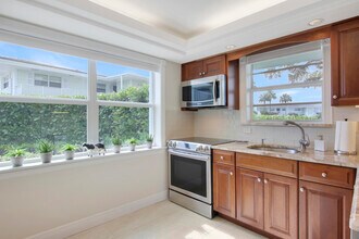 60 Yacht Club Dr in North Palm Beach, FL - Building Photo - Building Photo