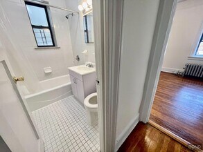 32-15 35th St, Unit A3 in Queens, NY - Foto de edificio - Building Photo