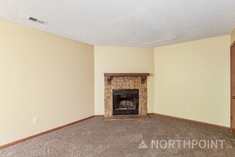 8710 NW 82 Terrace in Kansas City, MO - Foto de edificio - Building Photo