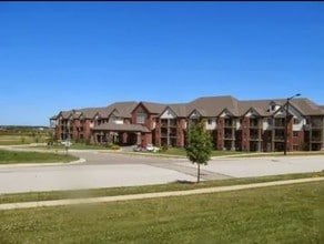 Prairie Villa Senior Apartments in Pleasant Prairie, WI - Foto de edificio - Building Photo