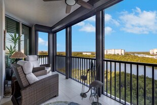 420 Cove Tower Dr in Naples, FL - Building Photo