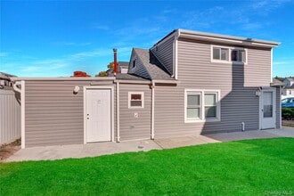 70 Orchard Pl in Lindenhurst, NY - Building Photo - Building Photo