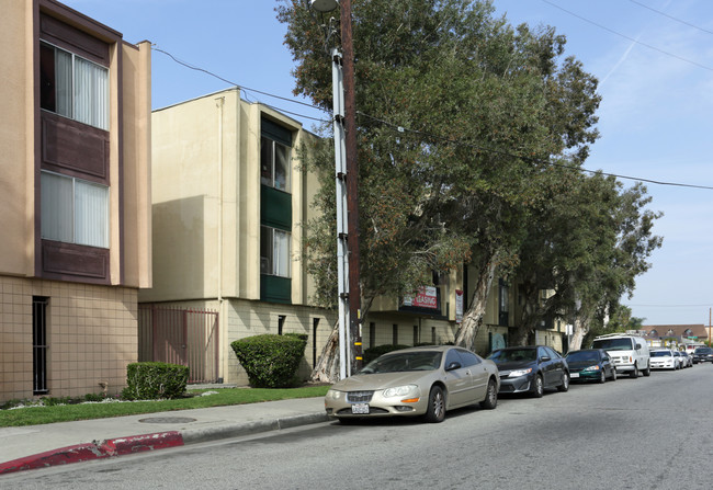 13615 Cerise Ave in Hawthorne, CA - Foto de edificio - Building Photo