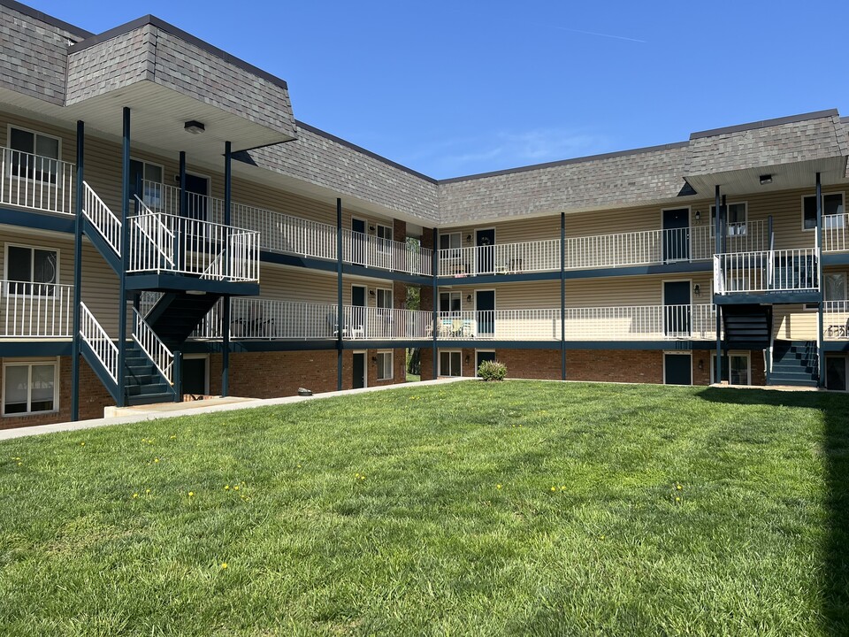 Oak Grove Village in Roanoke, VA - Building Photo