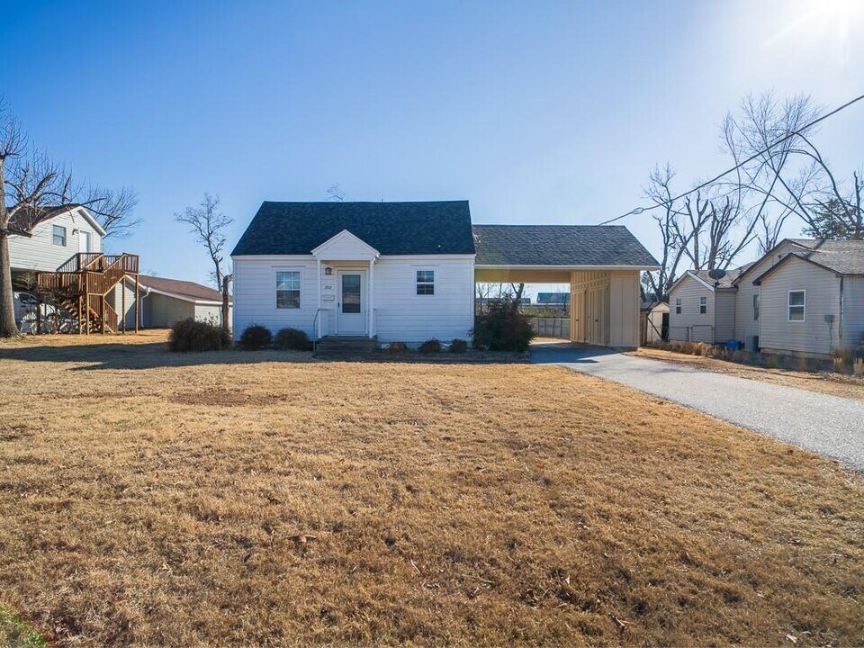 1702 W Cypress St in Rogers, AR - Building Photo
