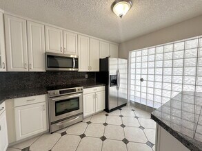 1430 Vista Pl in Tarpon Springs, FL - Foto de edificio - Building Photo