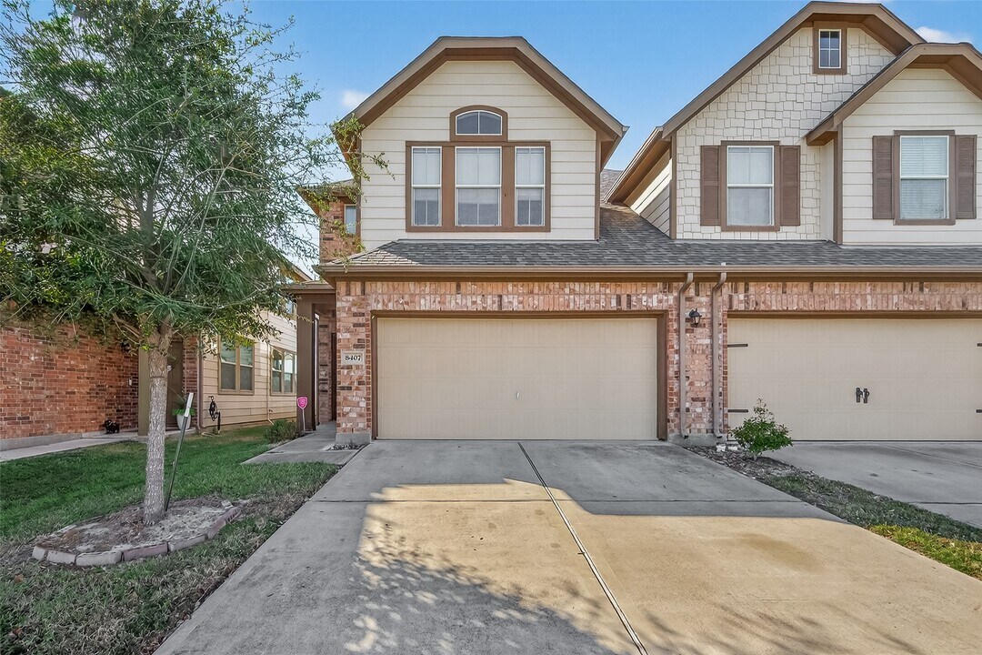 8407 Hawthorn Vly Ln in Houston, TX - Building Photo