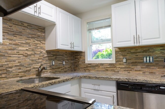 17305 Dayton Ave in Shoreline, WA - Building Photo - Building Photo