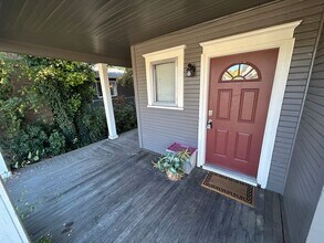 2211 W Broadway Ave in Spokane, WA - Building Photo - Building Photo