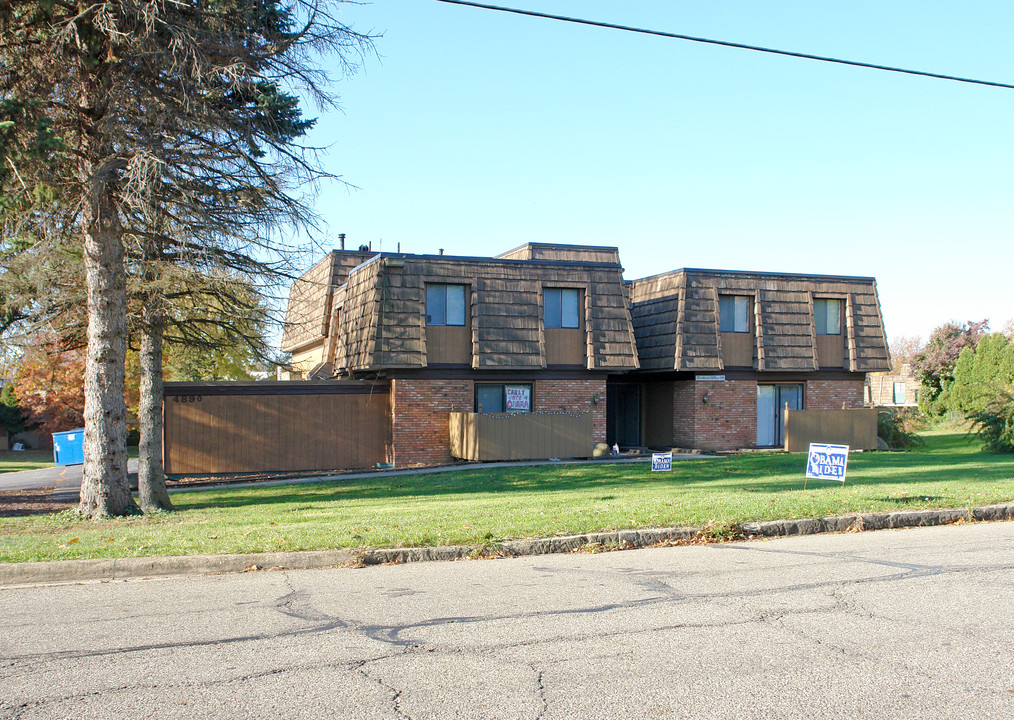 4890 Brookwood Rd in Youngstown, OH - Building Photo