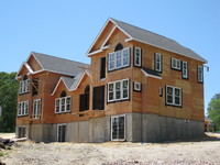 20 Canoe Place Rd in Hampton Bays, NY - Foto de edificio - Building Photo