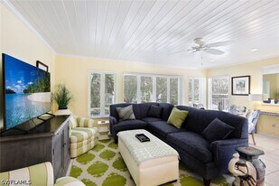 286 4th St S in Naples, FL - Building Photo