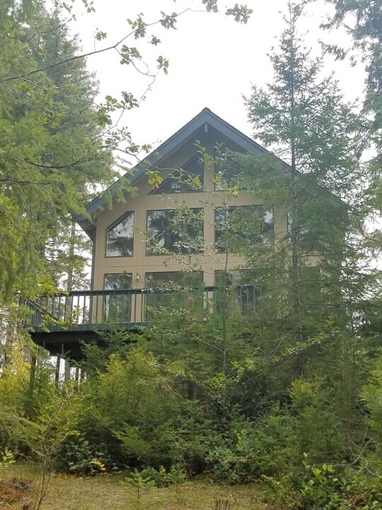 640 E Emerald Lake Dr in Grapeview, WA - Building Photo