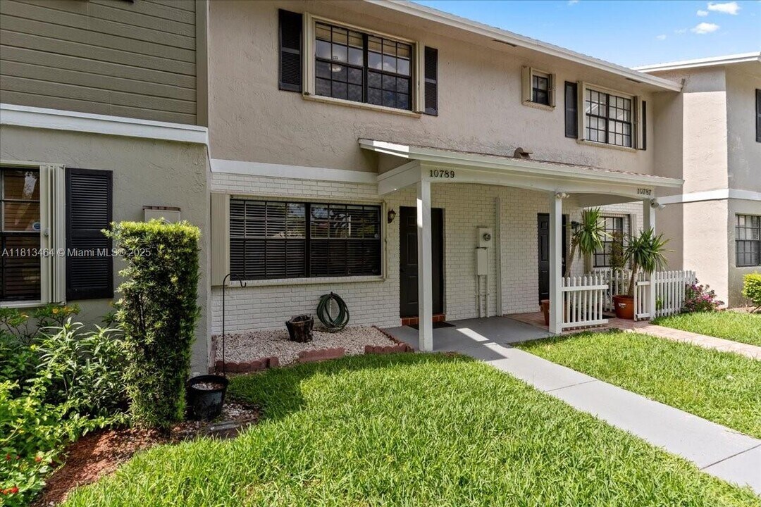 10789 NW 11th St in Pembroke Pines, FL - Building Photo