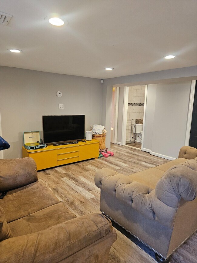 52 Hilltop Ln in Wyandanch, NY - Building Photo - Building Photo