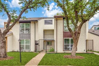 9228 Flickering Shadow Dr in Dallas, TX - Building Photo - Building Photo