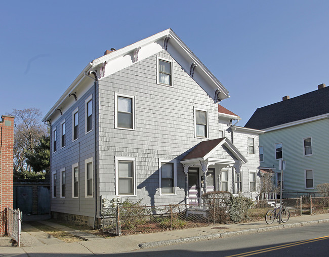566 Putnam Ave in Cambridge, MA - Foto de edificio - Building Photo