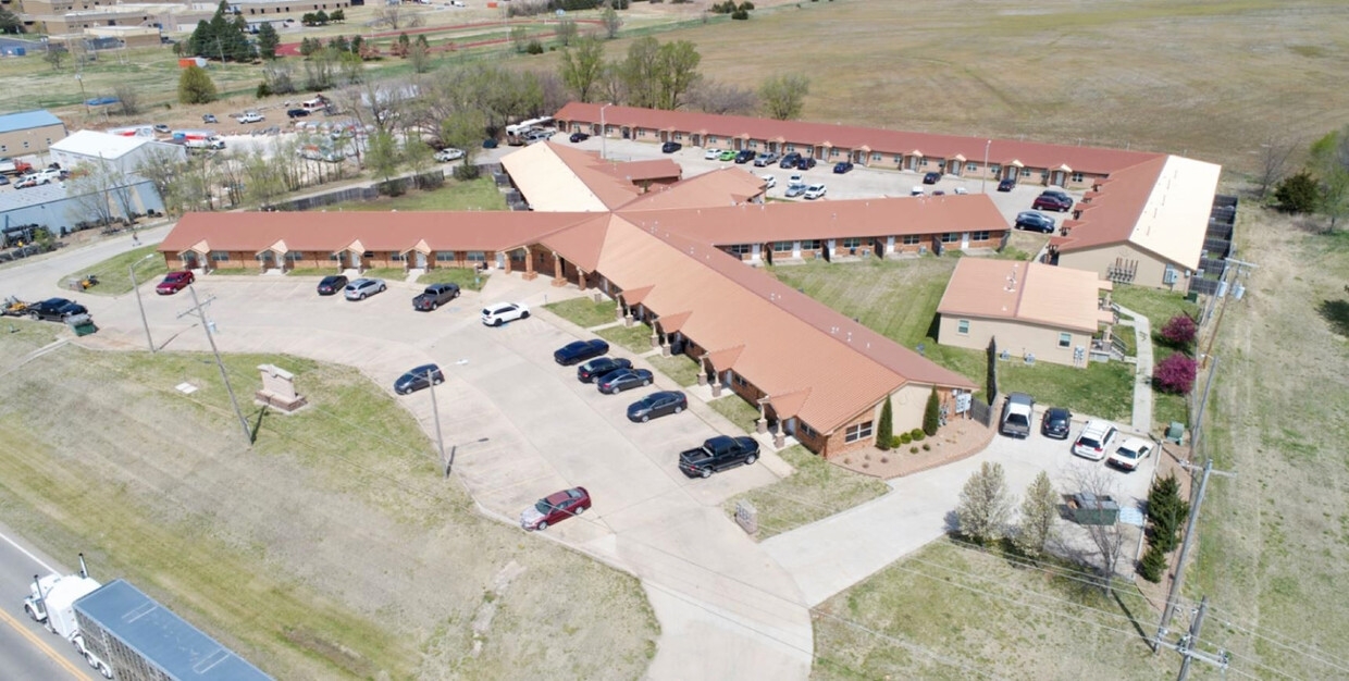 Woodland Apartments in Winfield, KS - Building Photo