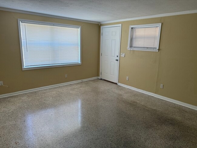 6067 Longchamp Dr in Jacksonville, FL - Foto de edificio - Building Photo