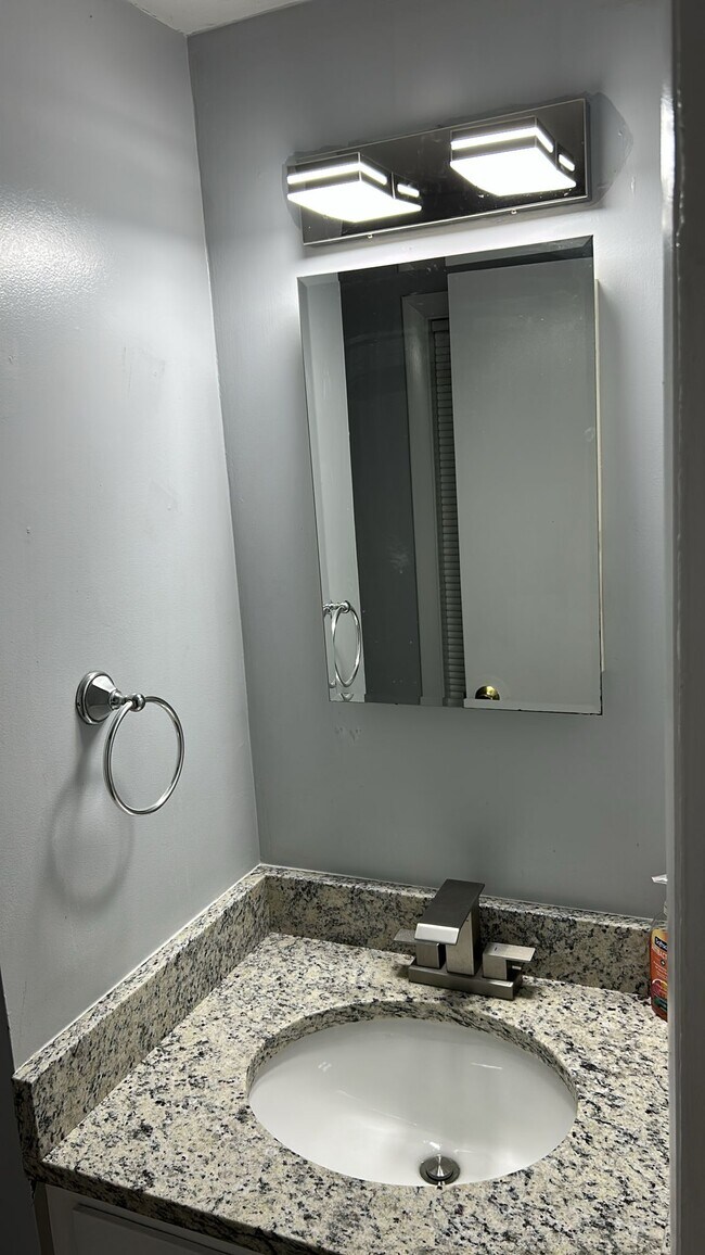 478 Hevey St, Unit Apartment #3 in Manchester, NH - Foto de edificio - Building Photo