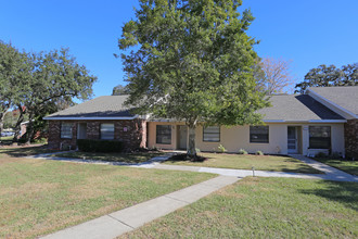 Forest Oaks Villas 55+ in Spring Hill, FL - Foto de edificio - Building Photo