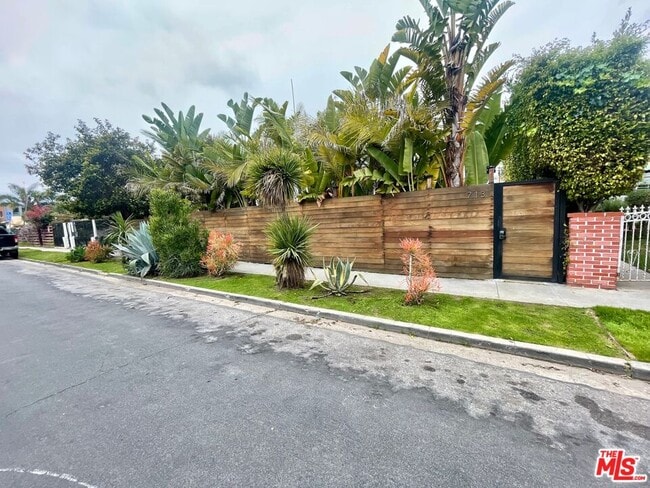 713 Vernon Ave in Los Angeles, CA - Building Photo - Building Photo