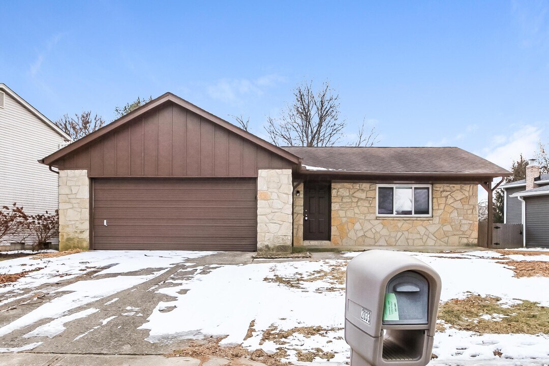 2033 Queensbridge Dr in Columbus, OH - Building Photo