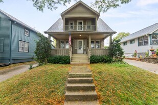 403 N 69th St in Wauwatosa, WI - Building Photo