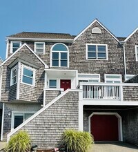 12 Marina Dr in Hull, MA - Foto de edificio - Building Photo