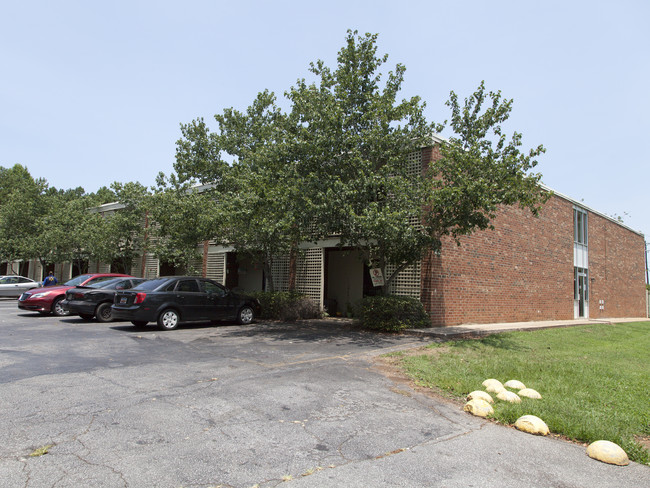 Azalea Apartments in Anderson, SC - Foto de edificio - Building Photo