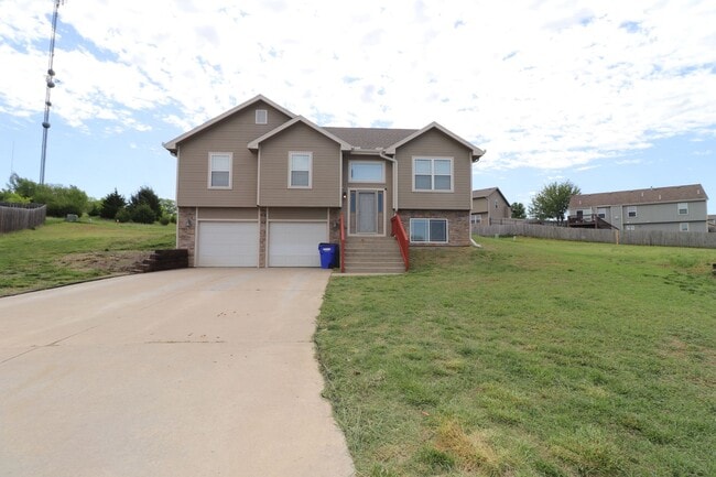 2711 Sage Ct in Junction City, KS - Building Photo - Building Photo
