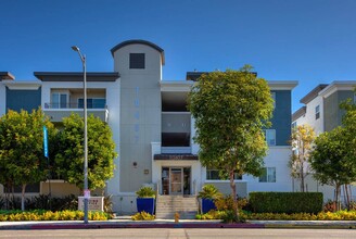 Madison Toluca in North Hollywood, CA - Foto de edificio - Building Photo