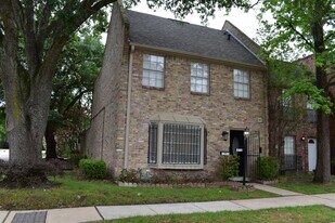 6501 Gambier Ln in Bellaire, TX - Building Photo